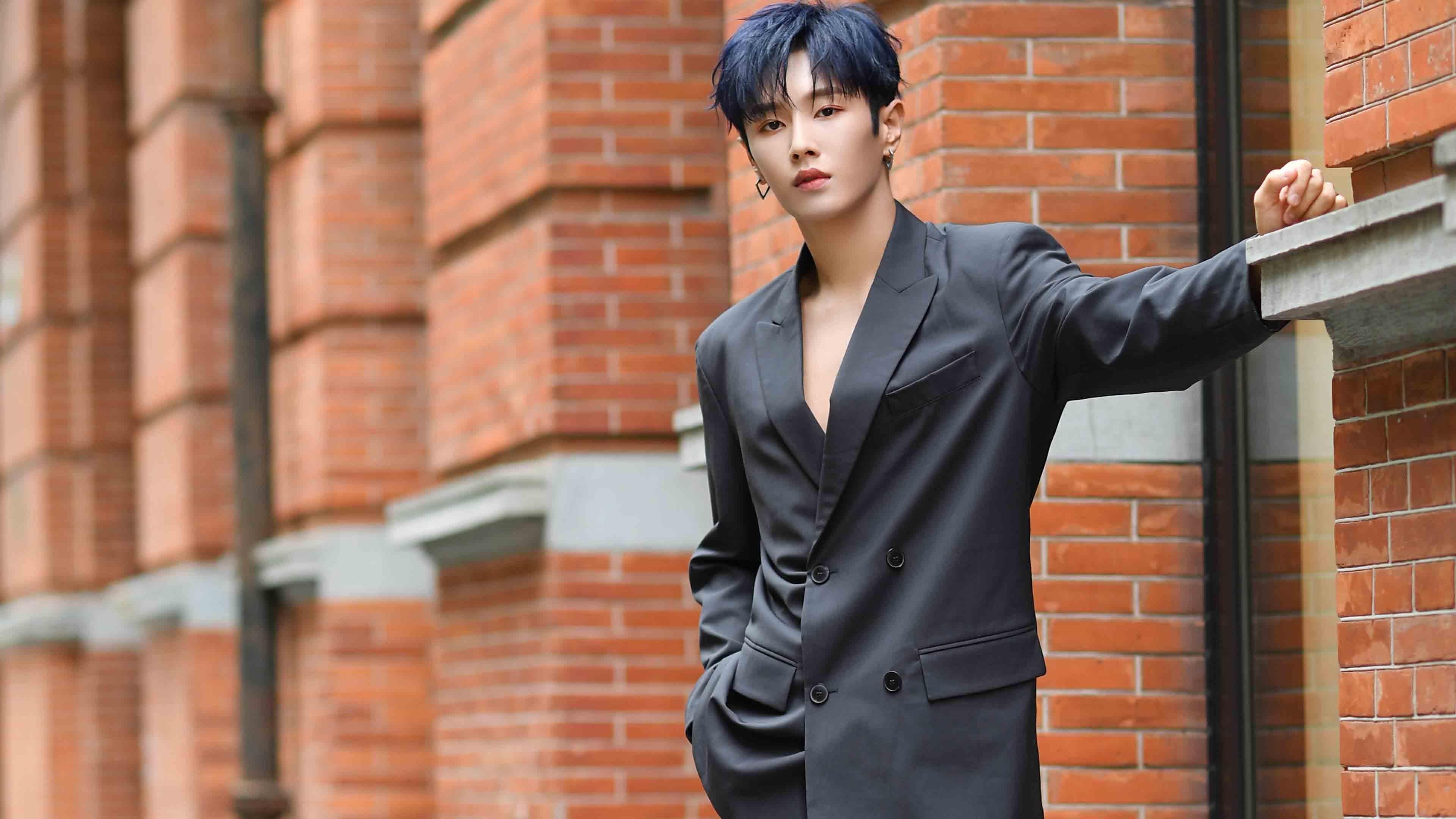 “简阳文体中心：篮球赛场激烈对决，选手激情四射”